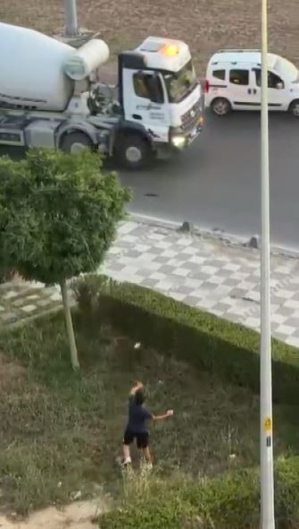 Seyir halindeki araçları taşladılar