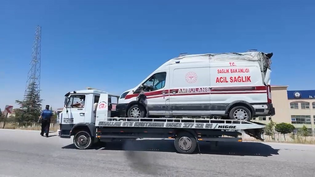 Niğde’de ambulans ile otomobil çarpıştı: 3’ü sağlık çalışanı 5 yaralı