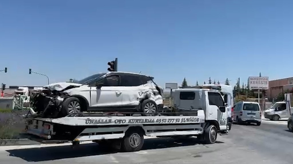 Niğde’de ambulans ile otomobil çarpıştı: 3’ü sağlık çalışanı 5 yaralı