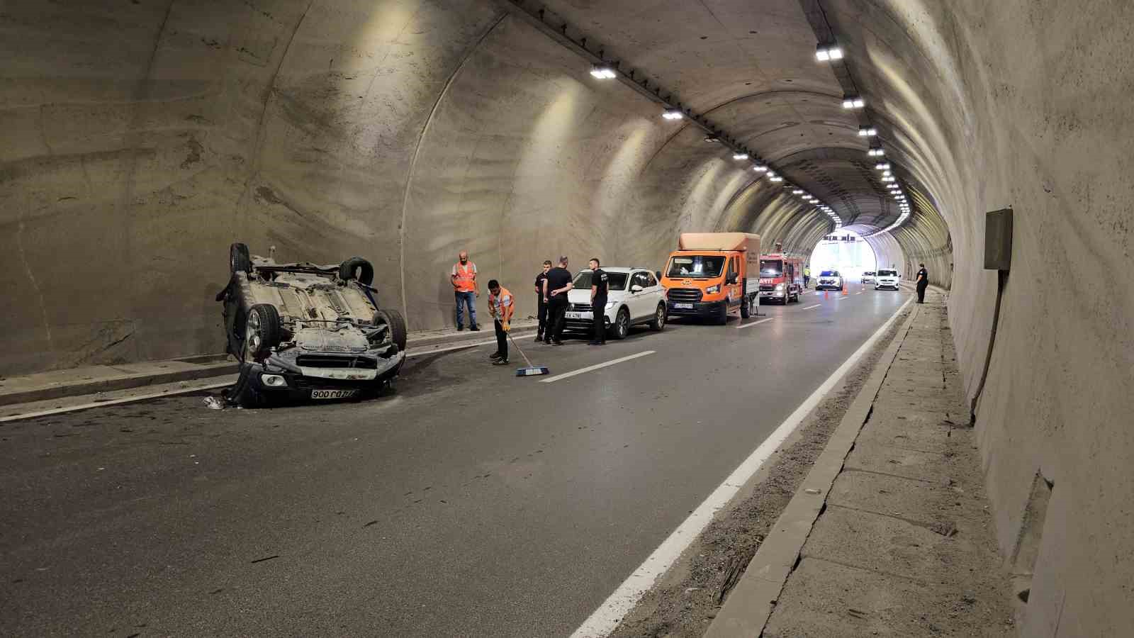 Kontrolden çıkan otomobil tünelde metrelerce takla attı: 2 yaralı