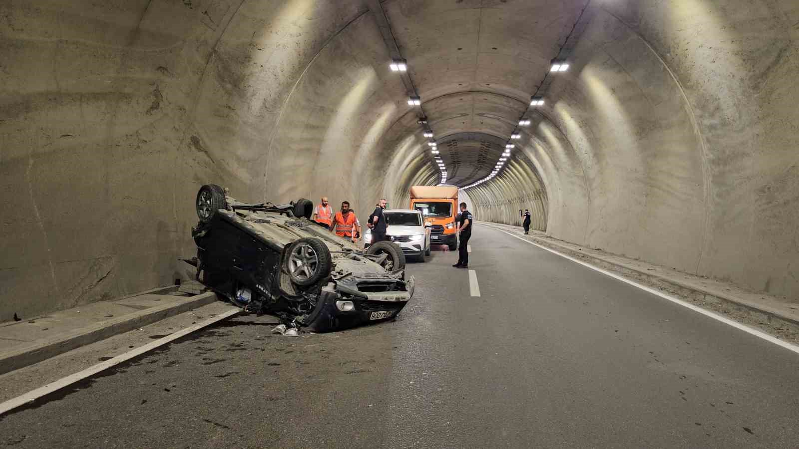 Kontrolden çıkan otomobil tünelde metrelerce takla attı: 2 yaralı