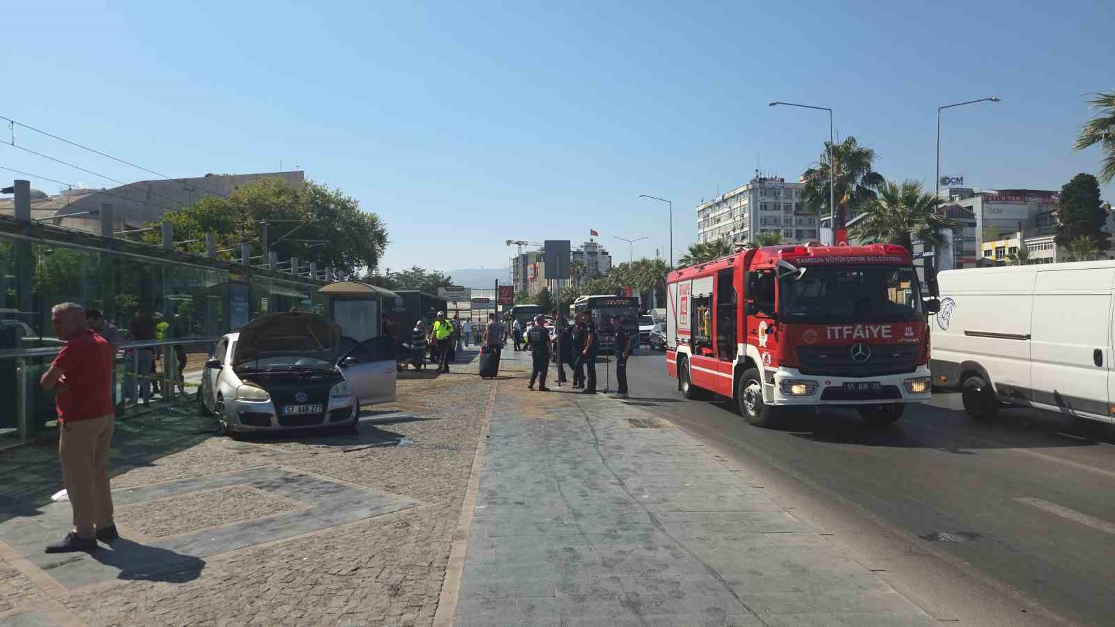 Otomobil tramvay istasyonuna çarptı: 3 yaralı