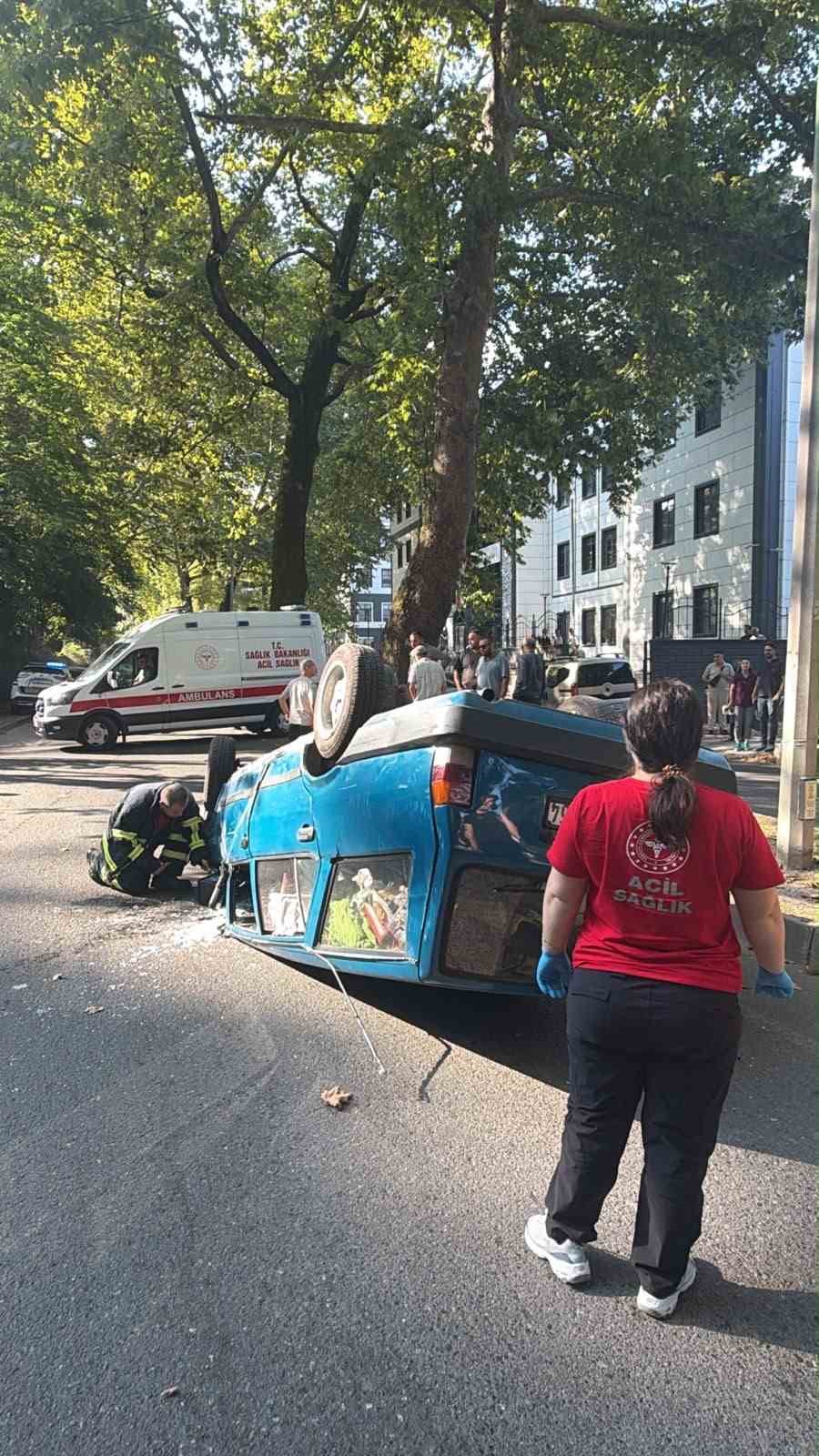Ağaca çarpan otomobil ters döndü