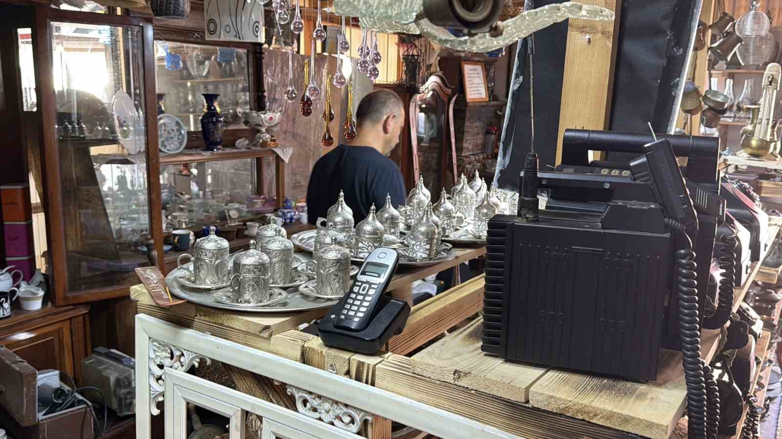 Bu dükkan ziyaretçilerini yıllar öncesine götürüyor