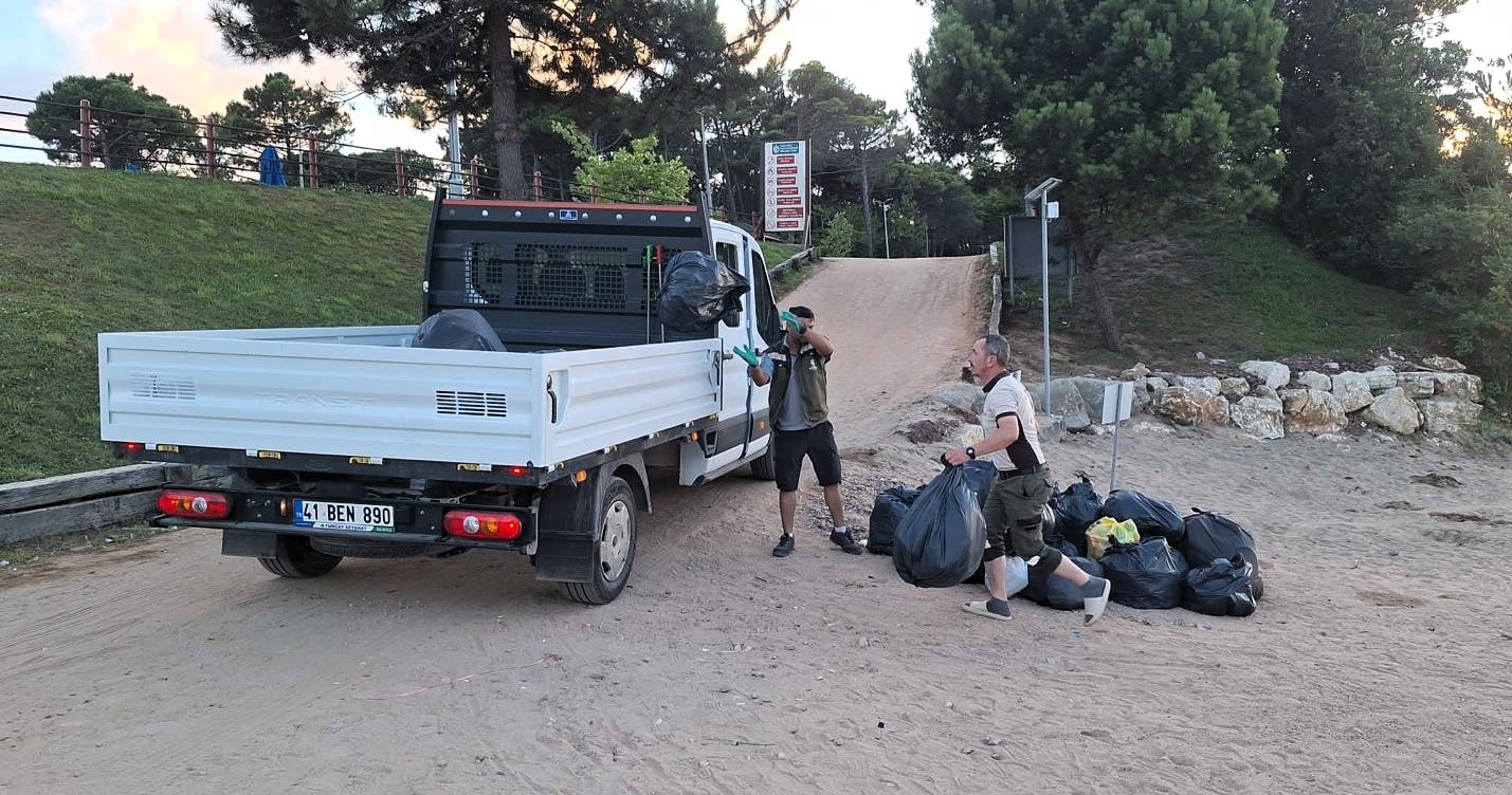 Tatilcilerin akınına uğrayan Kandıra’da 387 ton atık toplandı