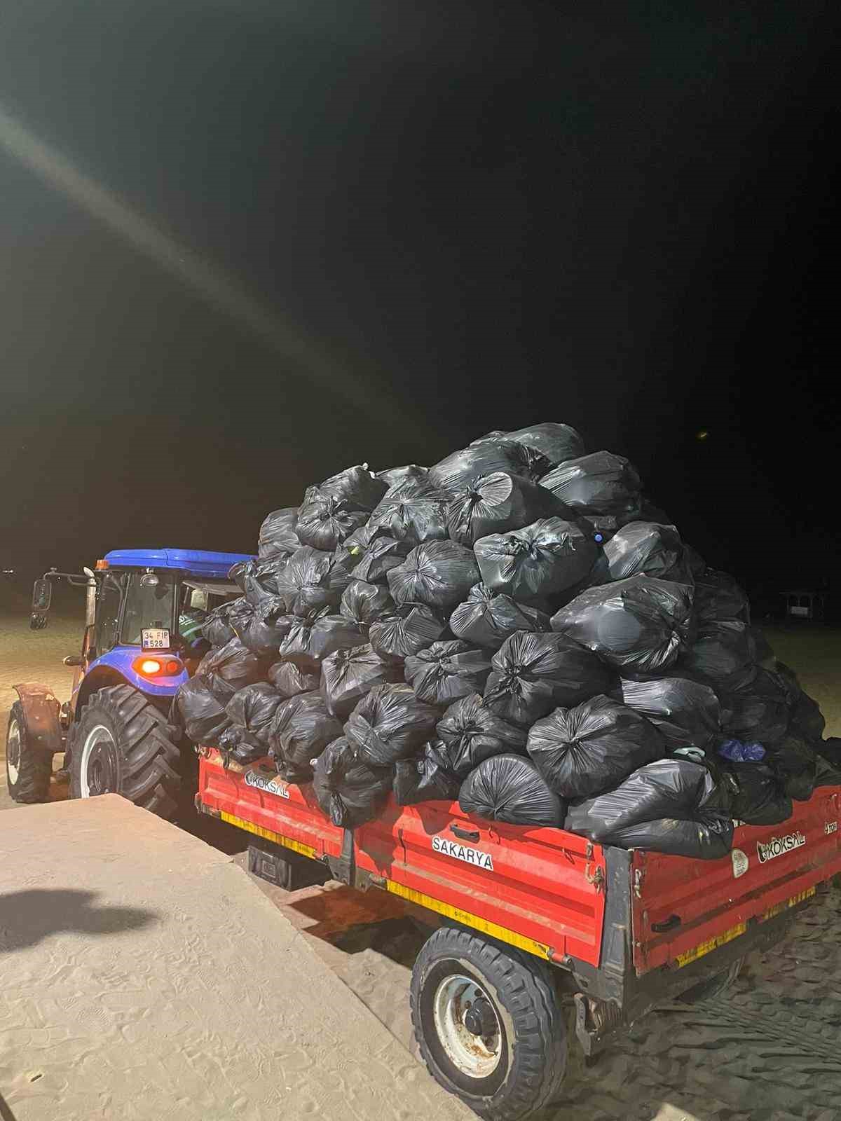 Tatilcilerin akınına uğrayan Kandıra’da 387 ton atık toplandı