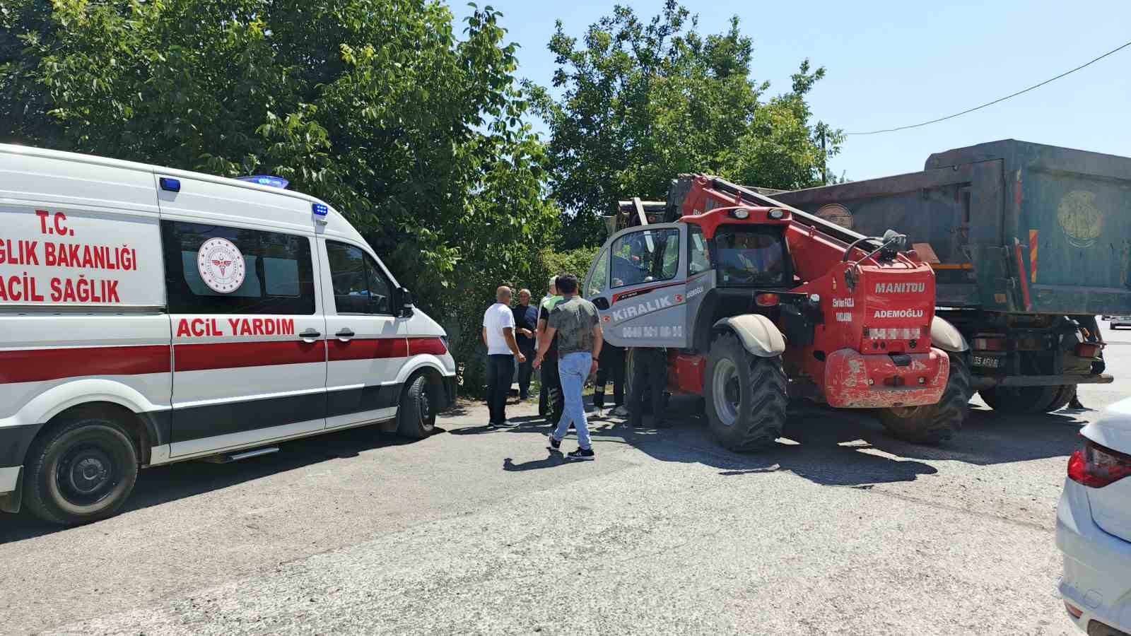 Bafra’da iş makinesi ile kamyon çarpıştı: 1 yaralı
