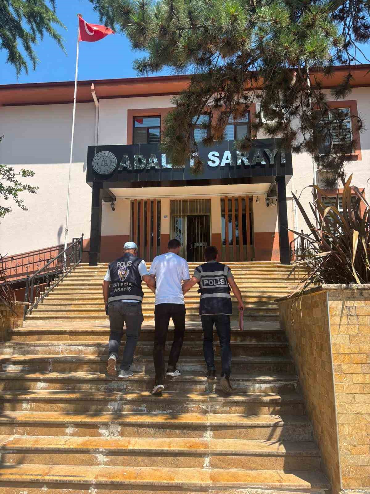 Apartmana girip elini kolunu sallayarak ayakkabı ve bisiklet çaldı