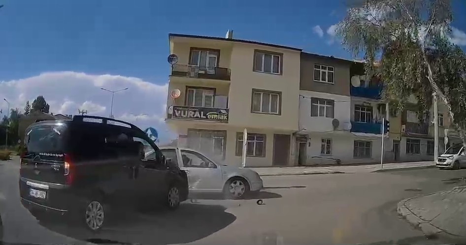 Trafik kazası anbean araç kamerasında