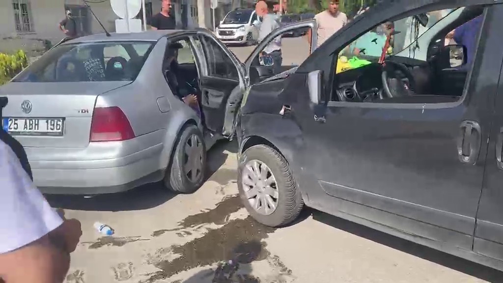 Trafik kazası anbean araç kamerasında