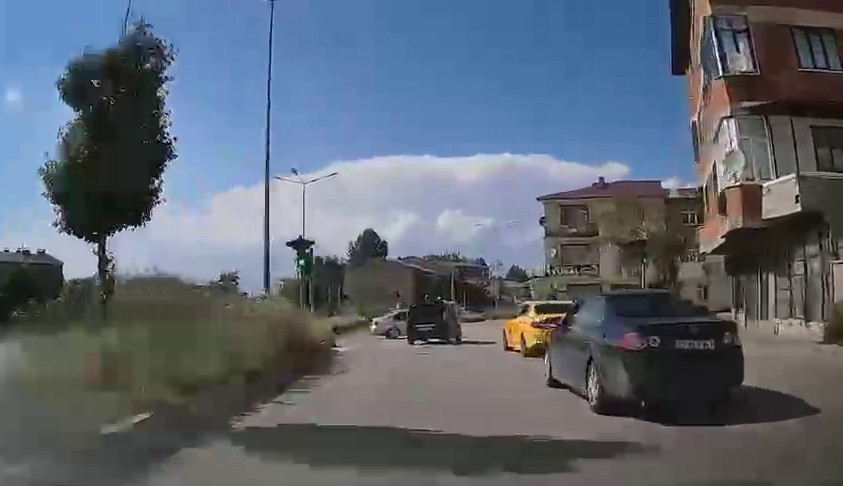 Trafik kazası anbean araç kamerasında