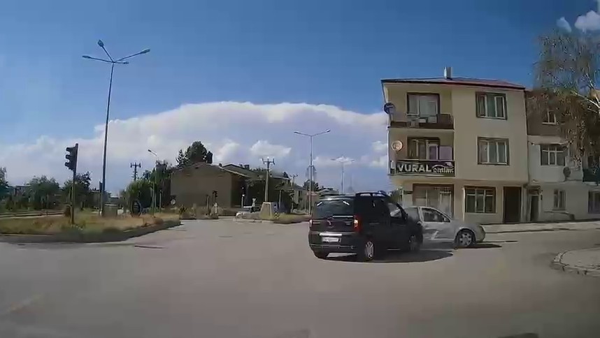 Trafik kazası anbean araç kamerasında
