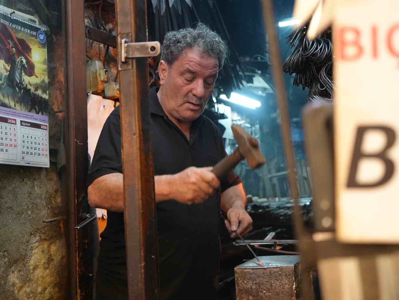 Ateş başında 50 yıldır demir döven 70 yaşındaki usta: "Sıcak bizi etkilemiyor"