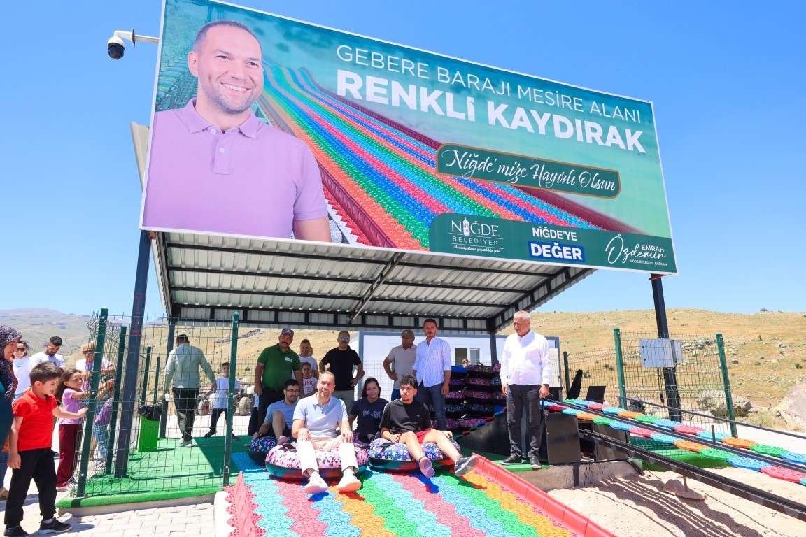 Türkiye’nin en uzun renkli kaydırağı Niğde’de hizmete girdi
