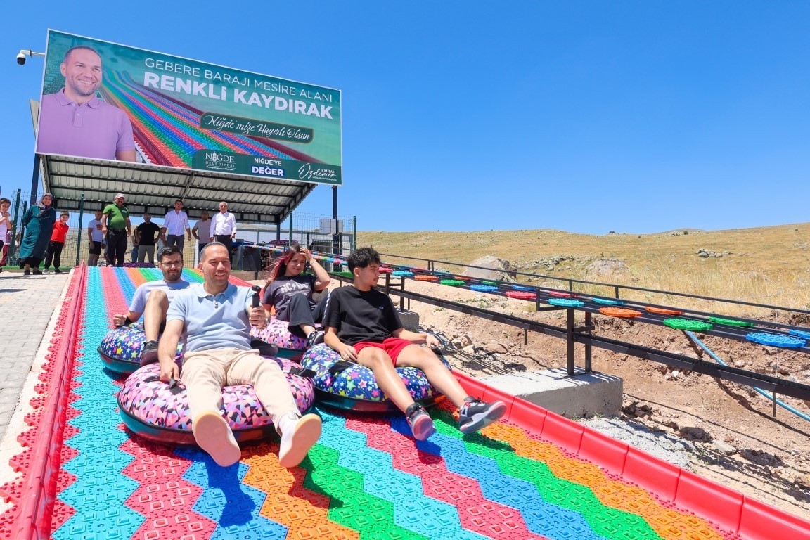 Türkiye’nin en uzun renkli kaydırağı Niğde’de hizmete girdi