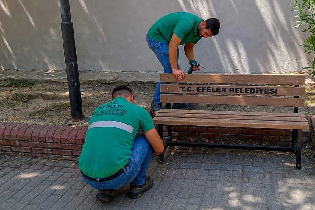 Efeler’de parklar ve yeşil alanlar bakımdan geçiriliyor