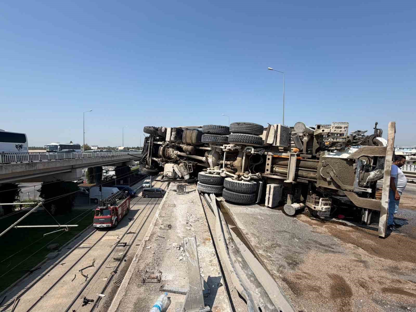 Beton pompası kamyonu bariyerlere çarpıp yan yattı