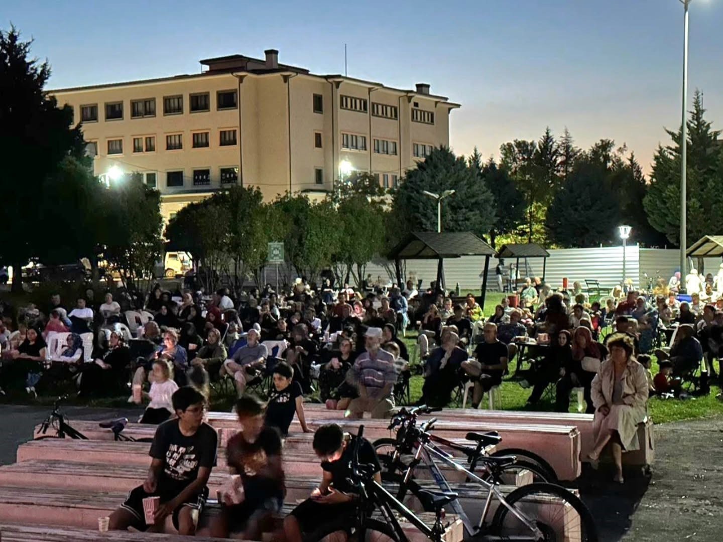 Sandalyeyi kapan açık hava sinemasına koştu