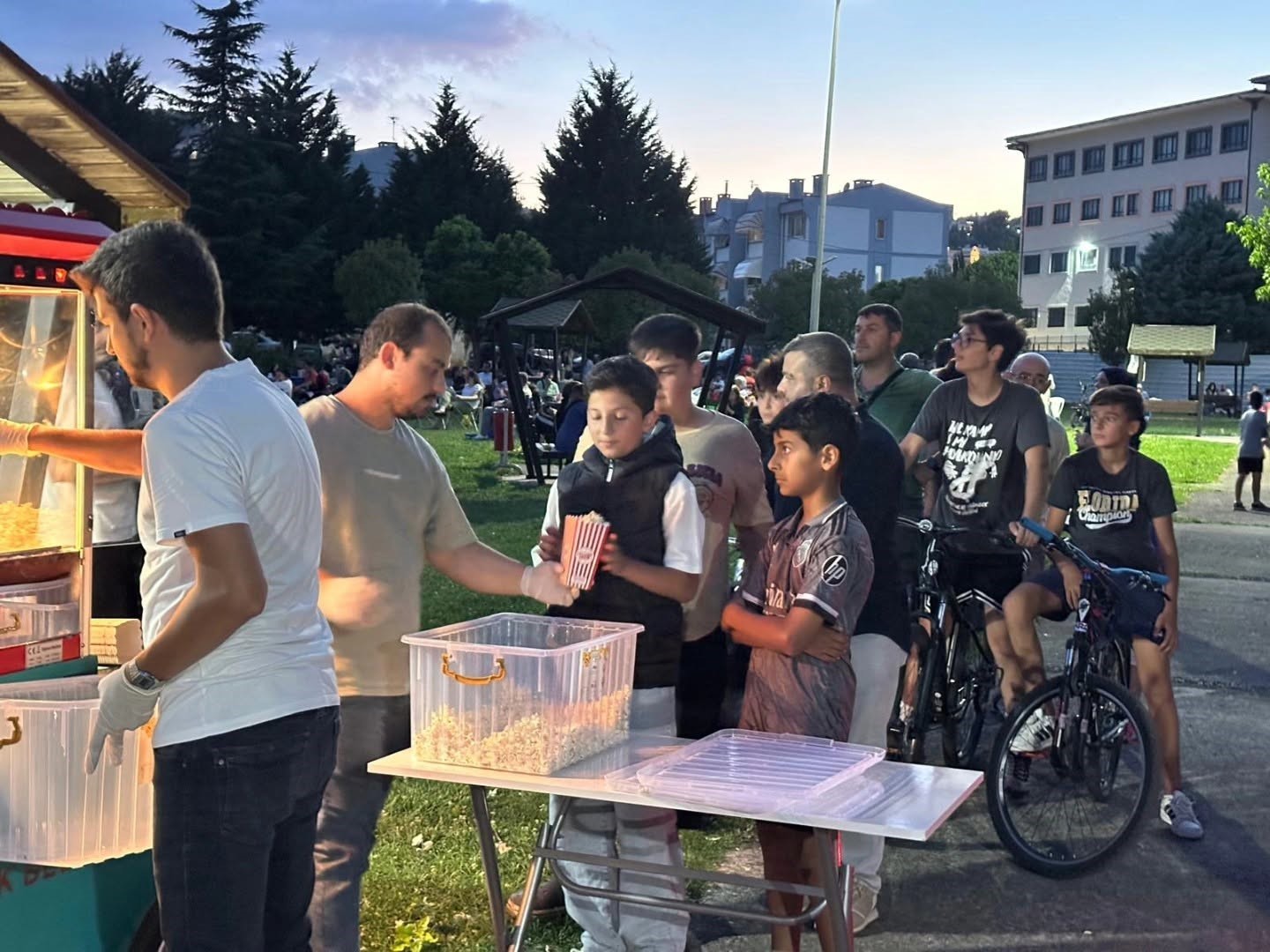 Sandalyeyi kapan açık hava sinemasına koştu