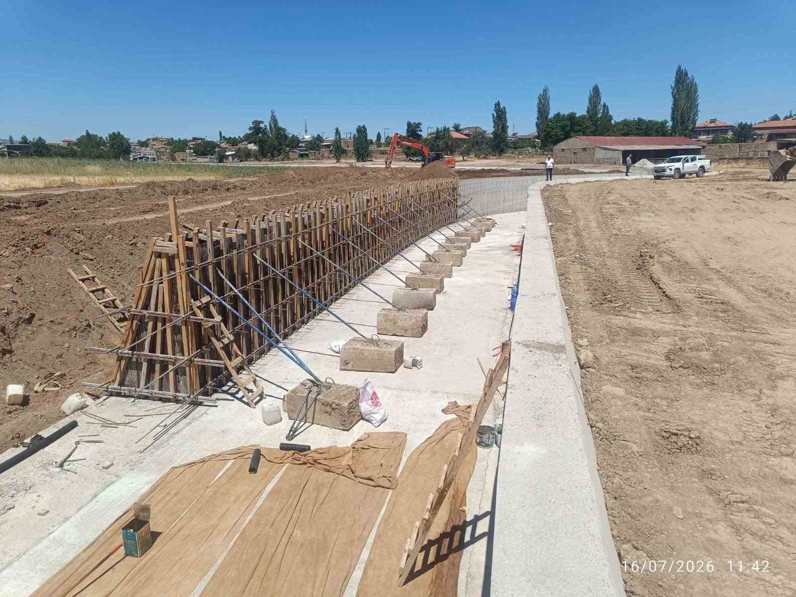 Sosun Deresi’nde taşkın koruma çalışmaları sürüyor