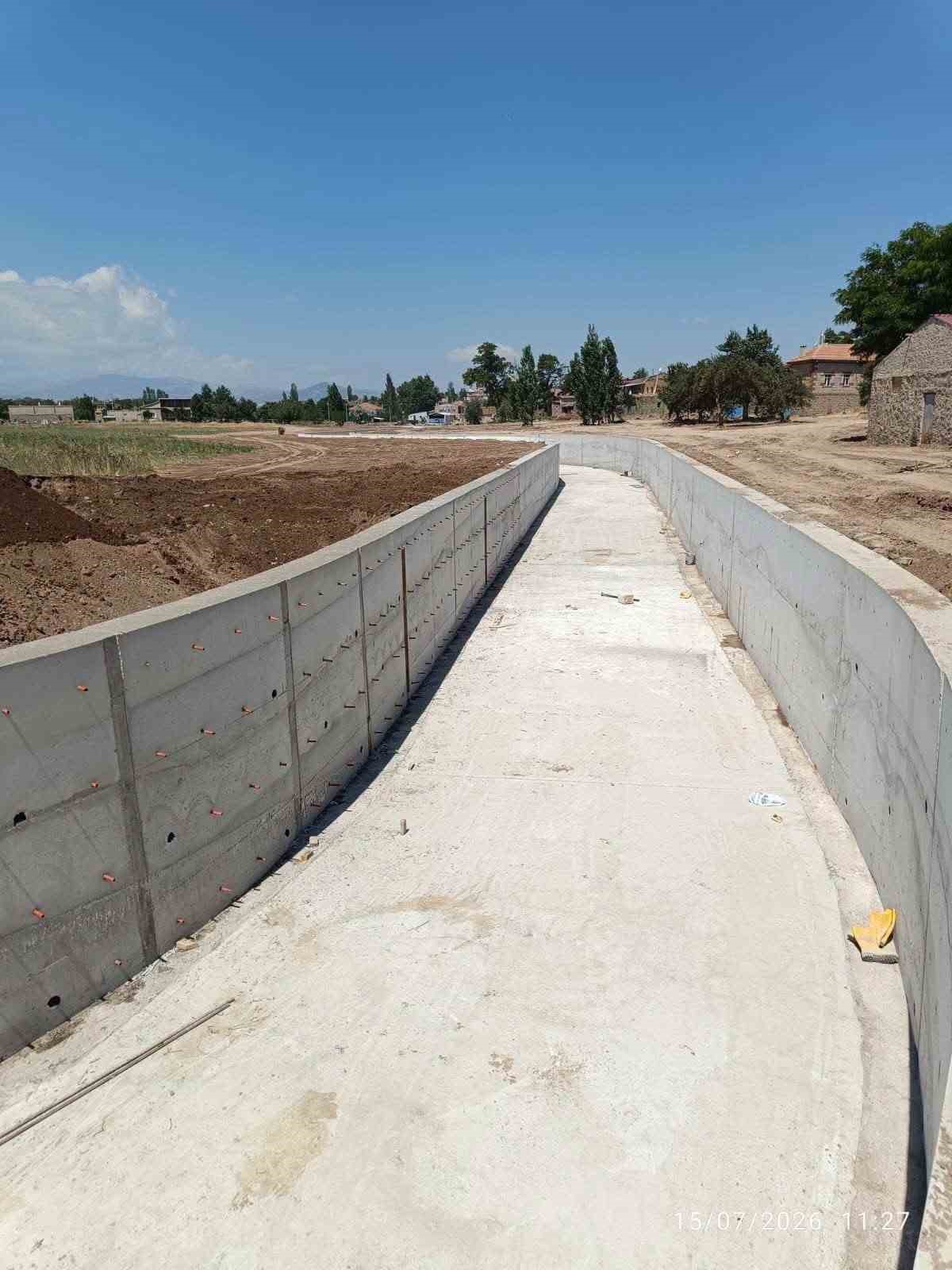Sosun Deresi’nde taşkın koruma çalışmaları sürüyor