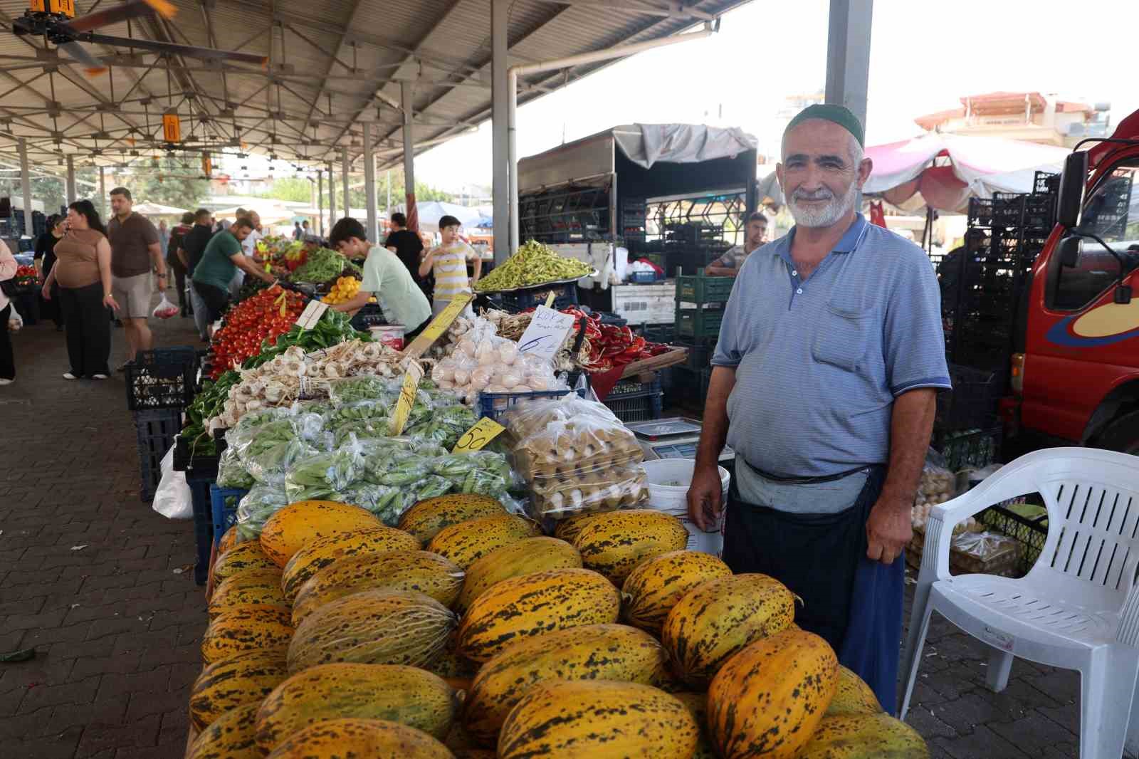 Adana sıcağı bunalttı, belediye pazara tavan vantilatörleri kurdu
