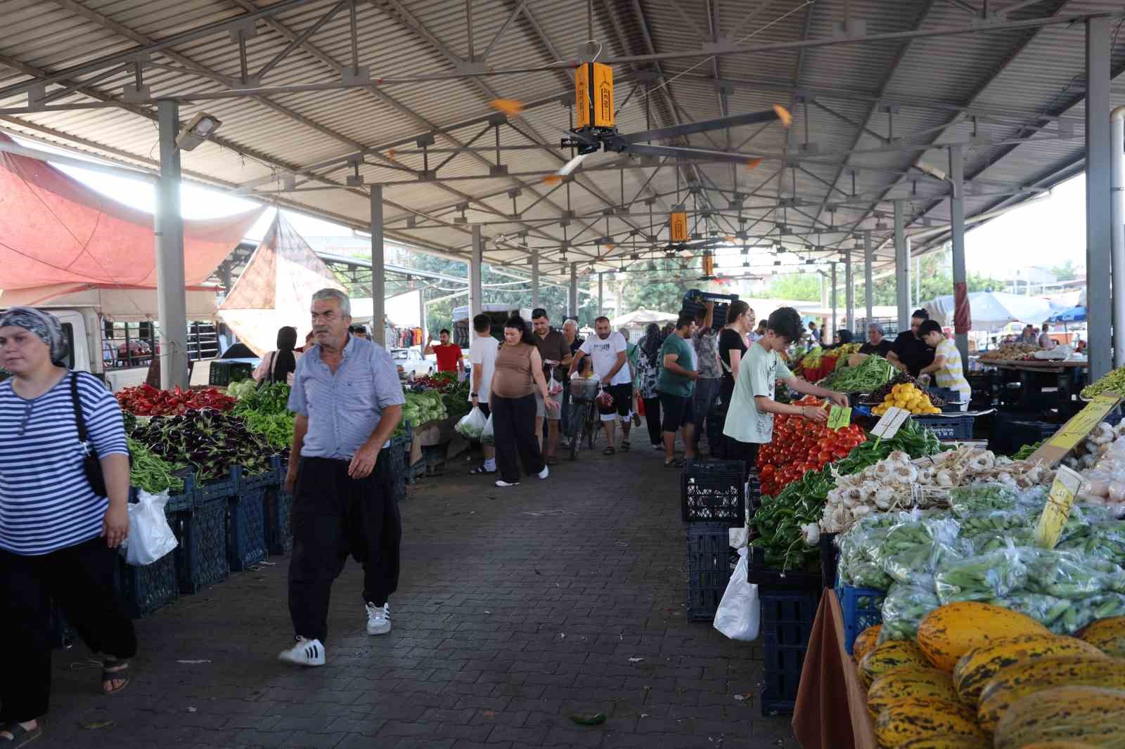 Adana sıcağı bunalttı, belediye pazara tavan vantilatörleri kurdu