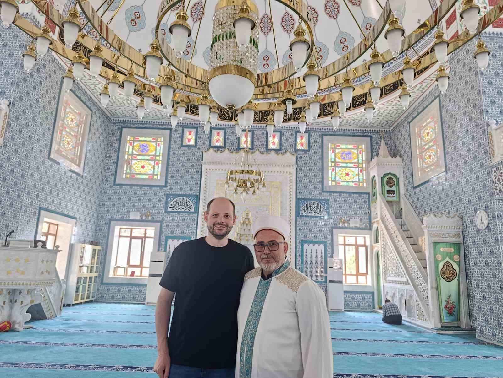 Türk bayraklı nişanın ardından Alman damat Müslüman oldu