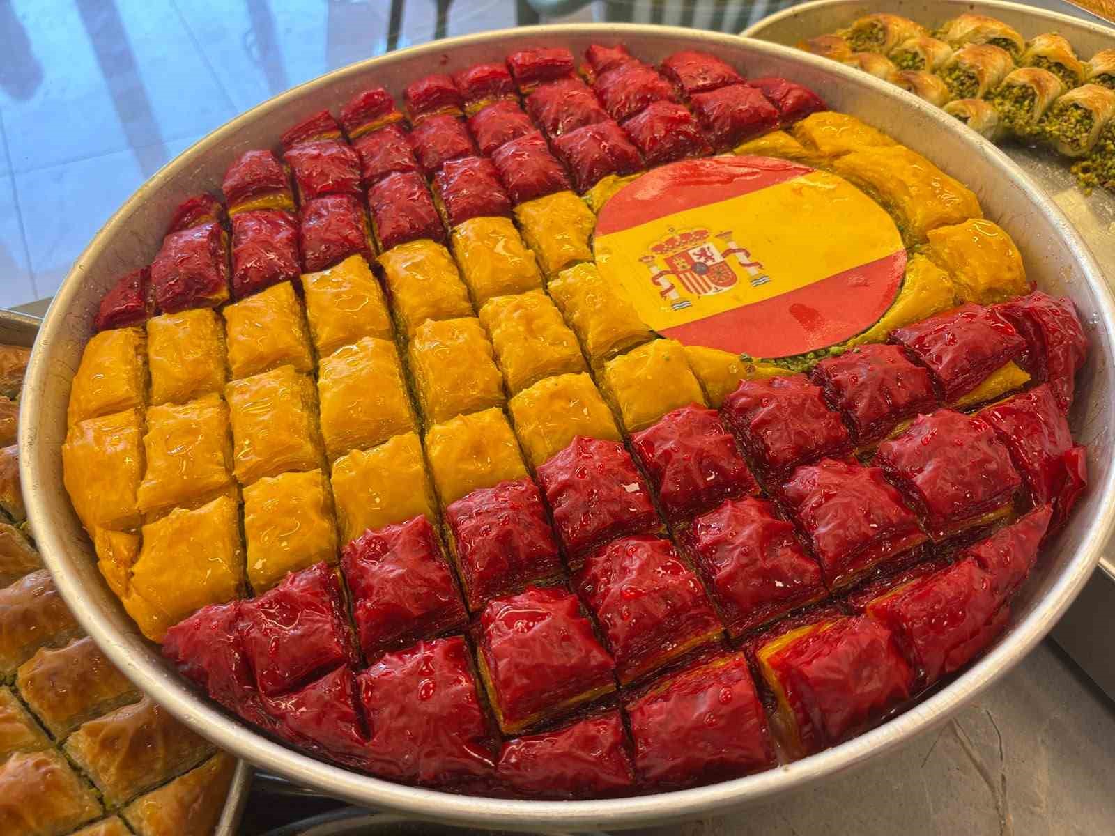 Dünyaca ünlü Gaziantep baklavası dünya şampiyonu İspanya renklerine büründü