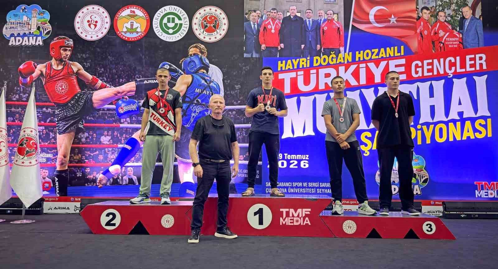 Manisalı muaythaiciler Türkiye kürsüsüne çıktı
