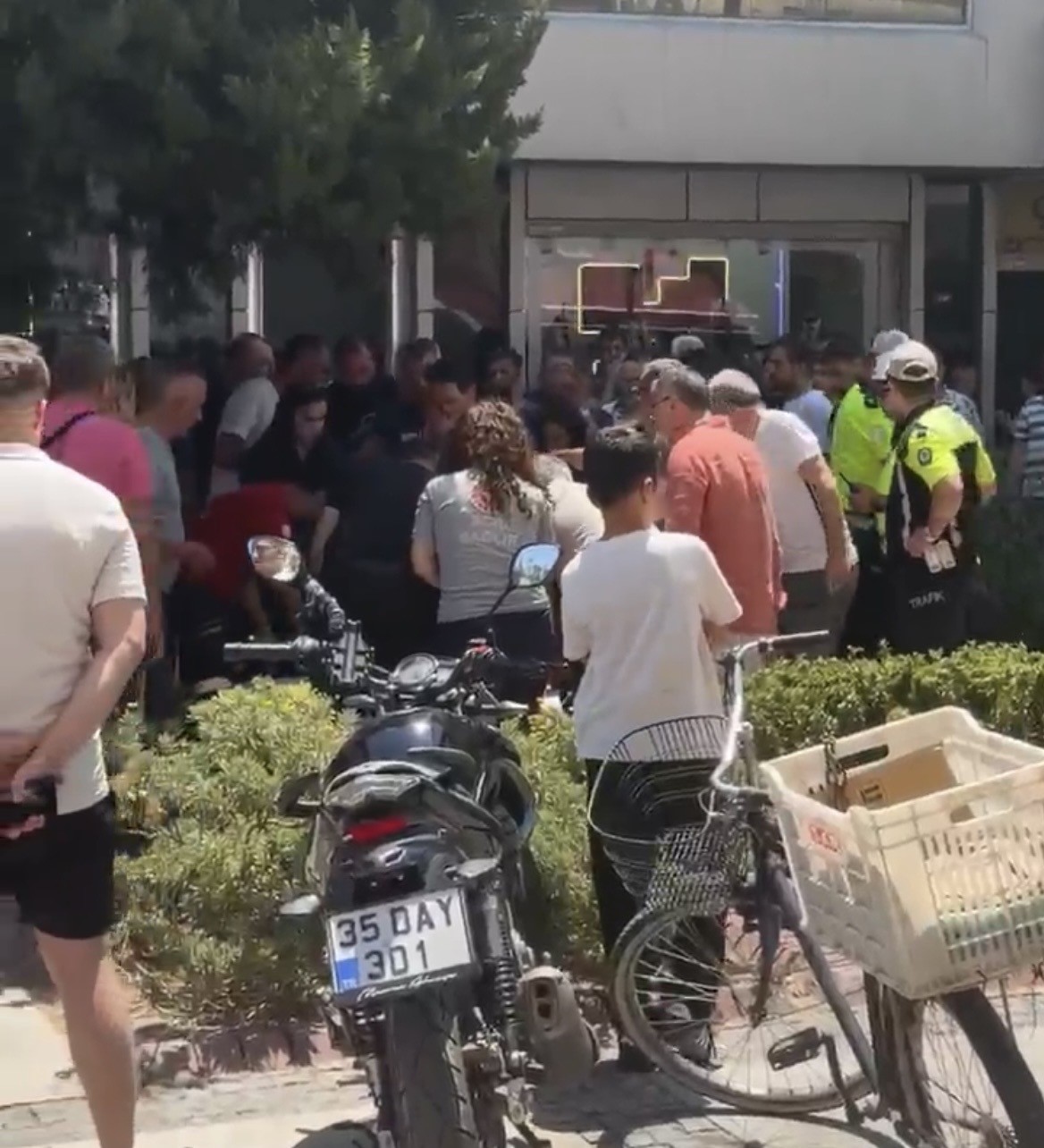 İzmir’de silahlı saldırı: Kaçmaya çalışan saldırganı trafik polisi yakaladı