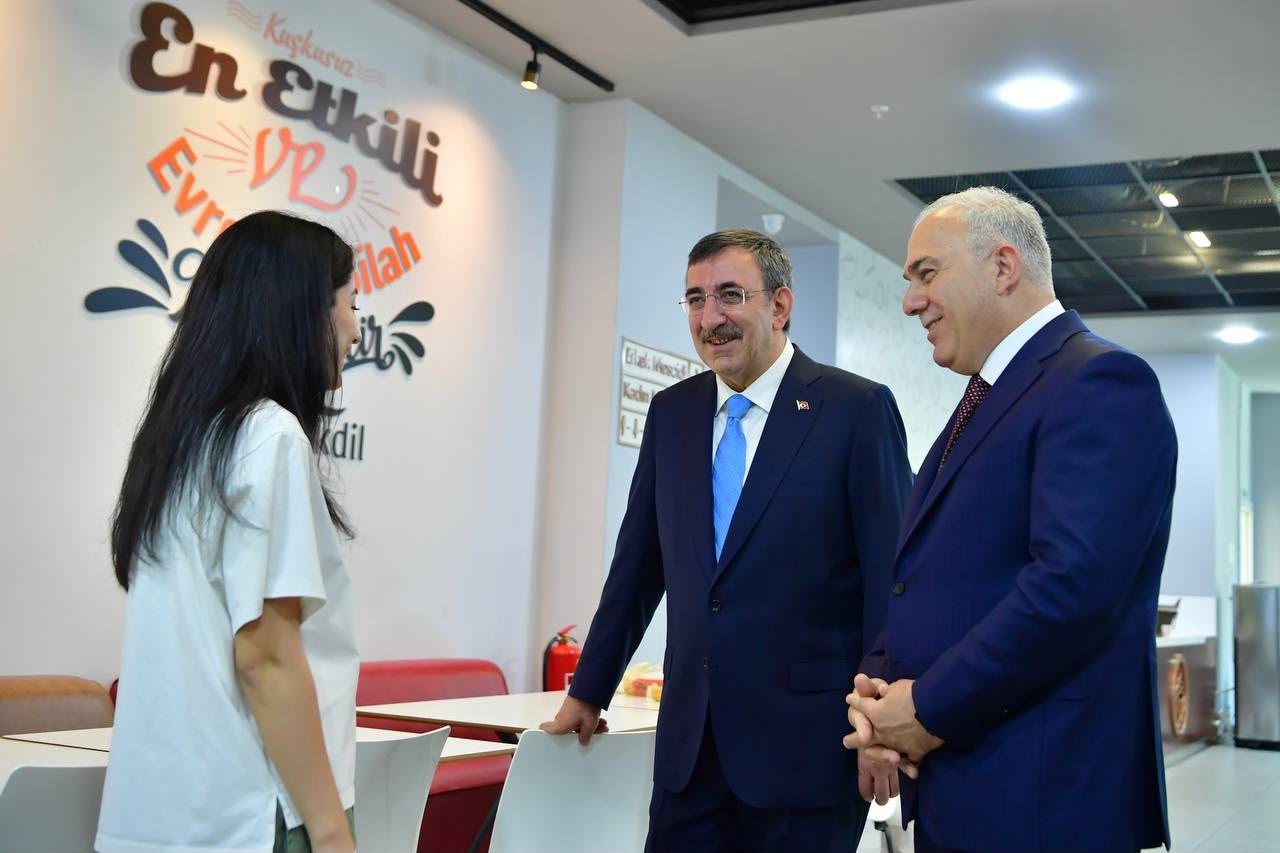 Cumhurbaşkanı Yardımcısı Cevdet Yılmaz, Fatih Merkez Kütüphanesi’ni ziyaret etti
