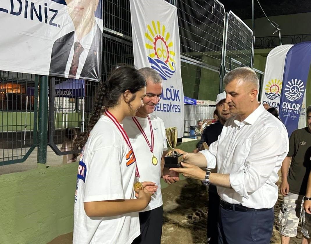 Gölcük’te 304 minik sporcunun plaj voleybolu heyecanı