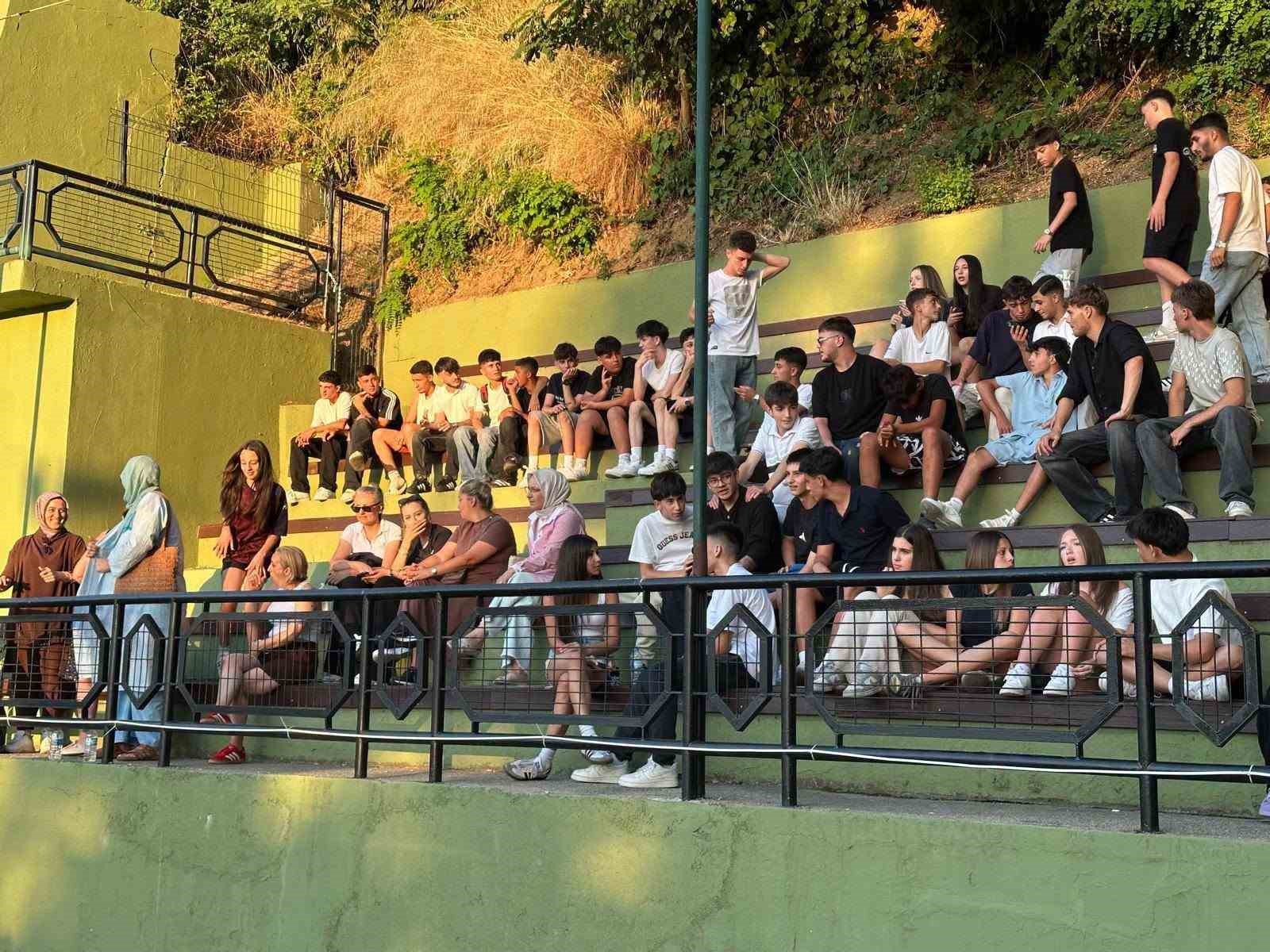 Gölcük’te 304 minik sporcunun plaj voleybolu heyecanı