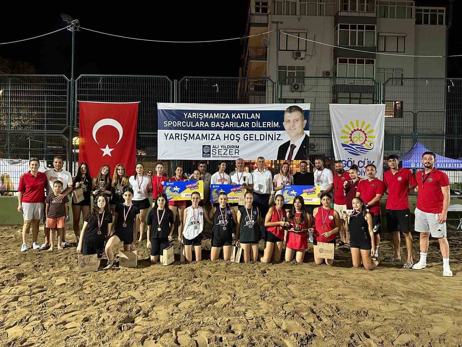 Gölcük’te 304 minik sporcunun plaj voleybolu heyecanı