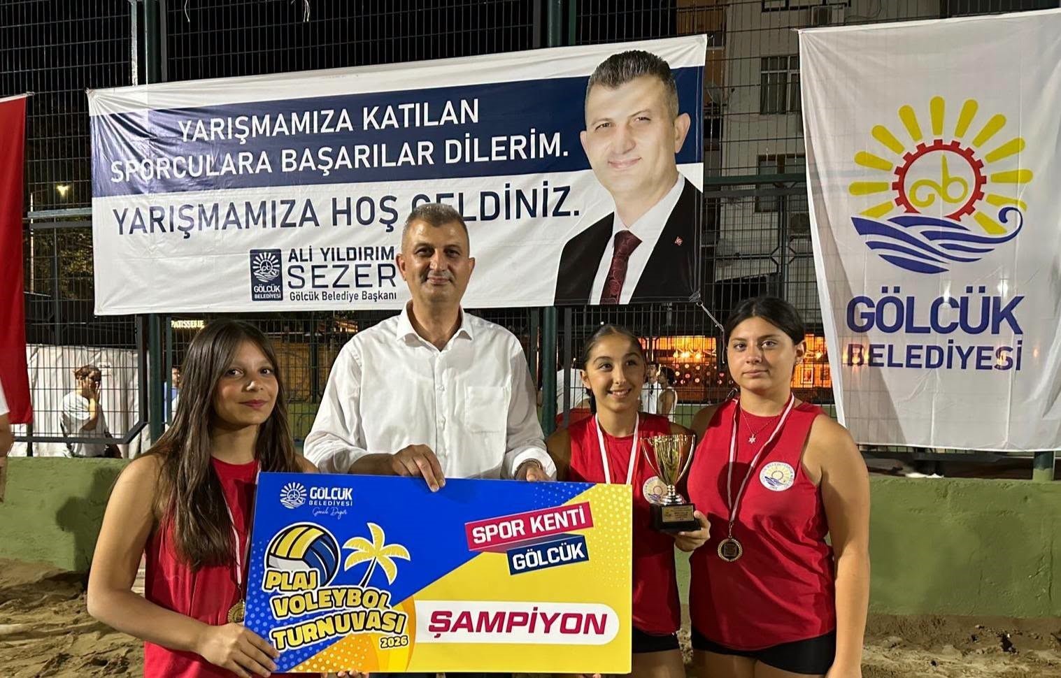 Gölcük’te 304 minik sporcunun plaj voleybolu heyecanı