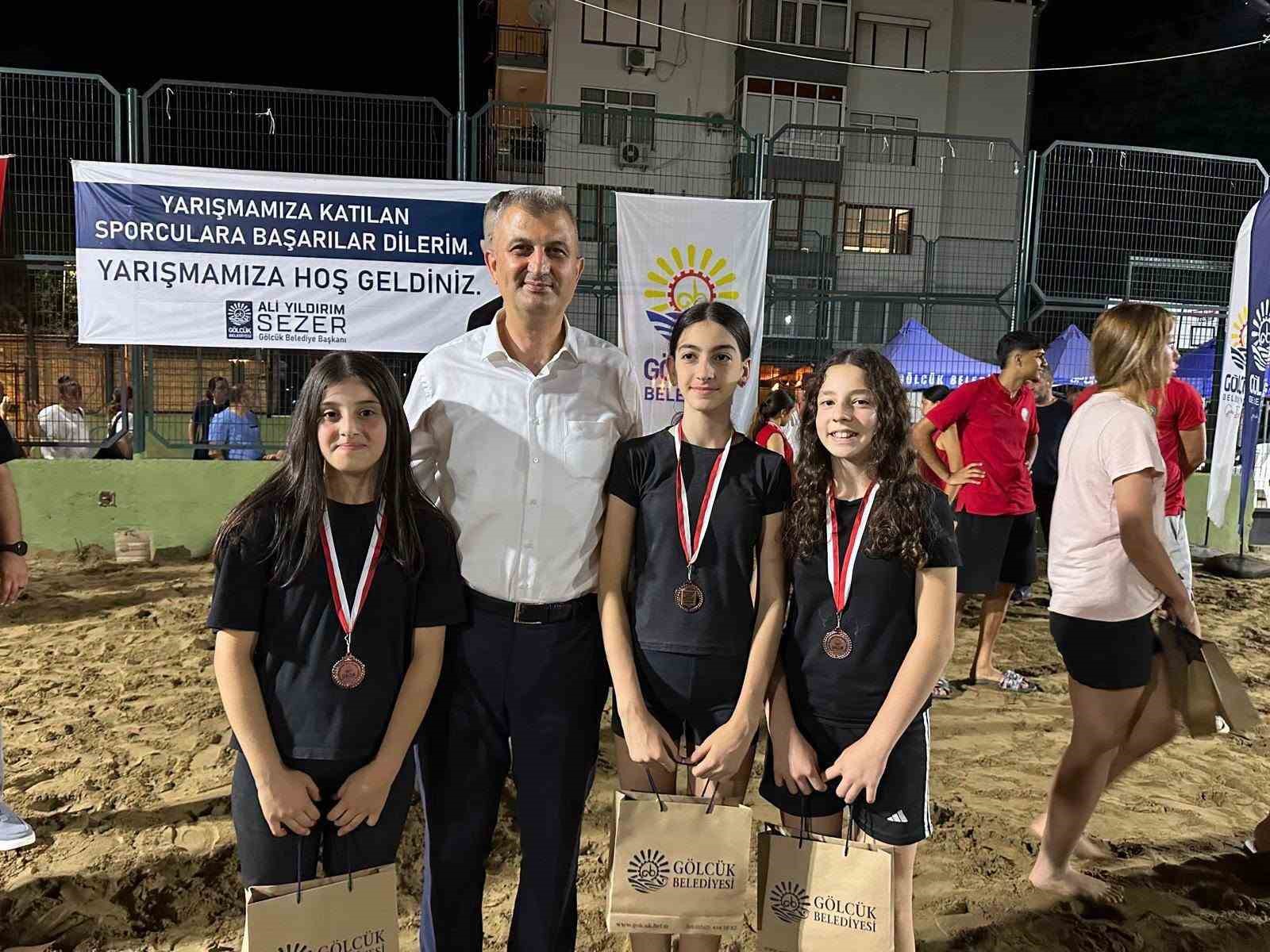 Gölcük’te 304 minik sporcunun plaj voleybolu heyecanı