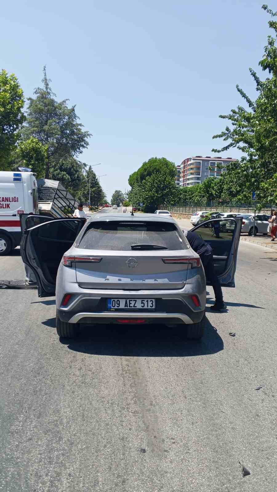 Otomobille çarpışan kamyonet refüje çıktı: 1 yaralı