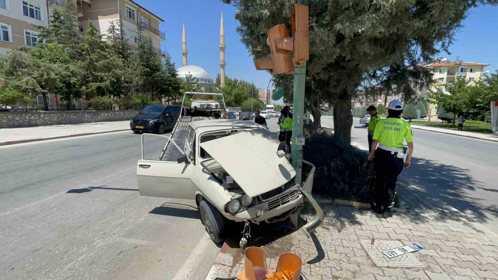 Karaman’da otomobil trafik lambasına çarptı: 1 yaralı