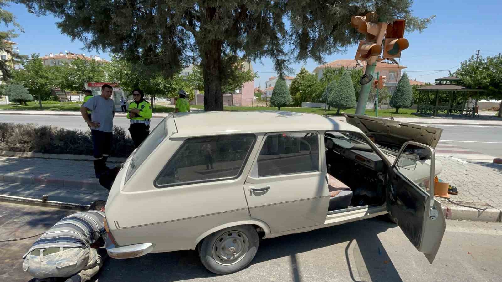 Karaman’da otomobil trafik lambasına çarptı: 1 yaralı