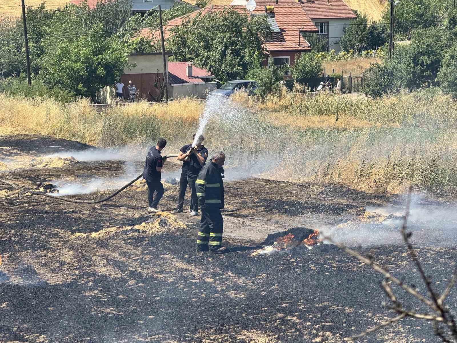 Ekin tarlasında çıkan yangında 3 dönüm alan zarar gördü