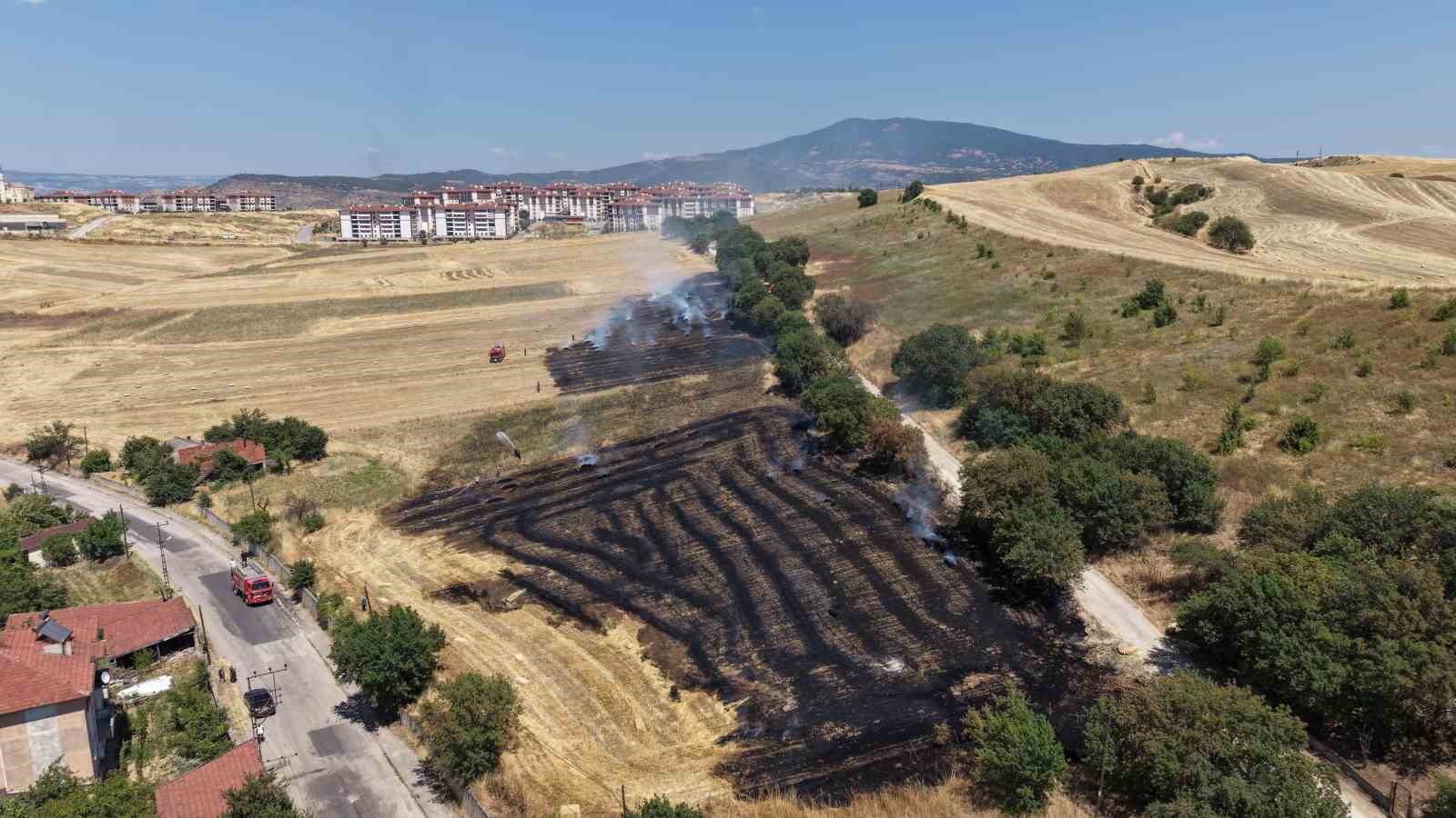 Ekin tarlasında çıkan yangında 3 dönüm alan zarar gördü