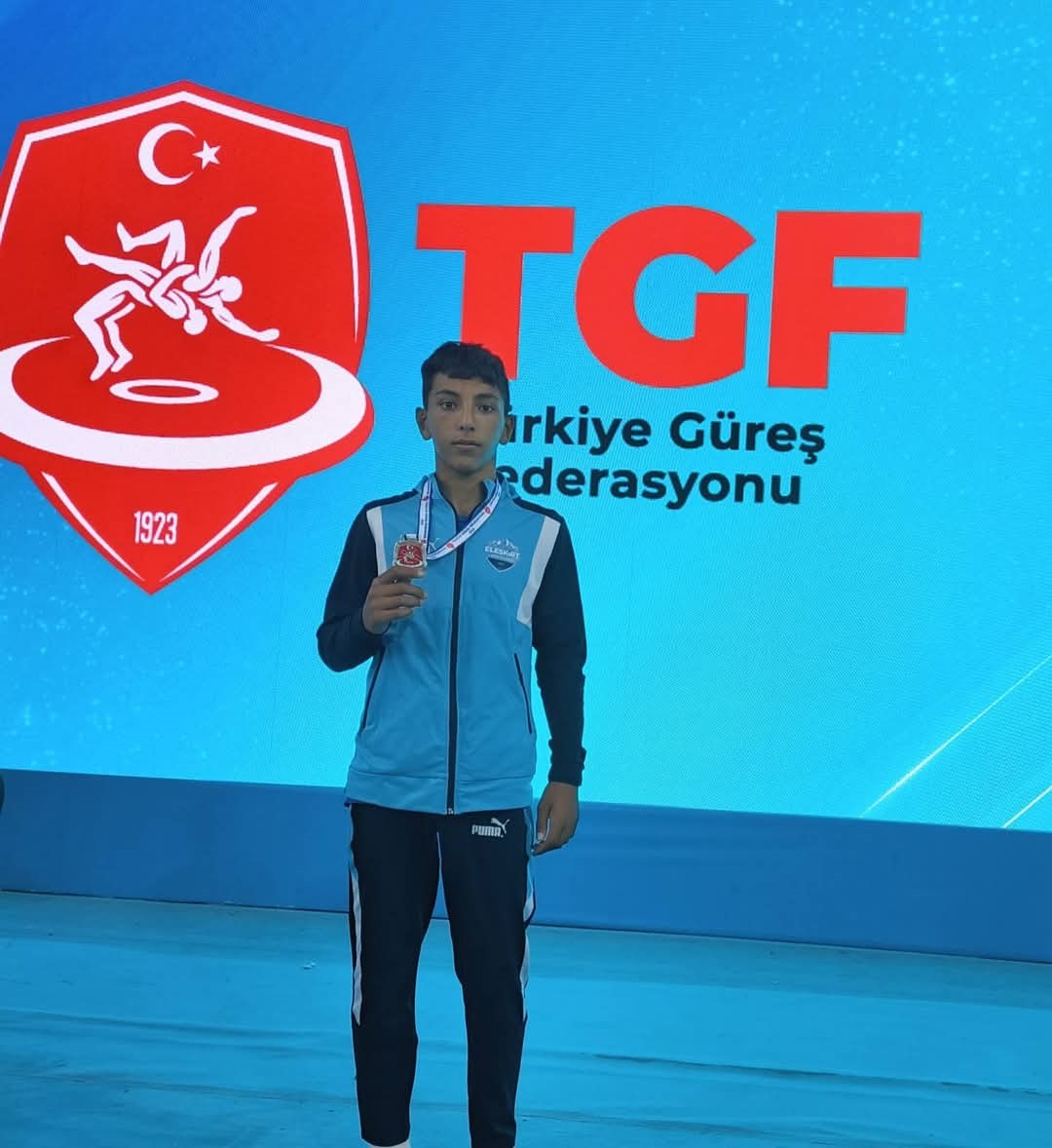 Eleşkirtli Berat Çelik minderde Türkiye şampiyonu oldu