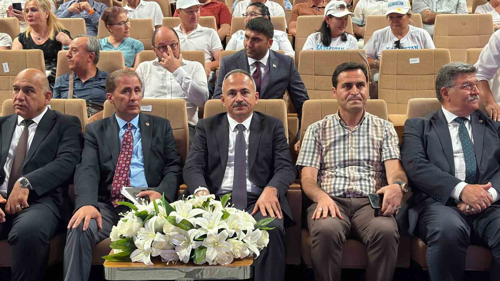 Türkiye-Kazakistan dostluğu halk oyunlarıyla sahneye taşındı