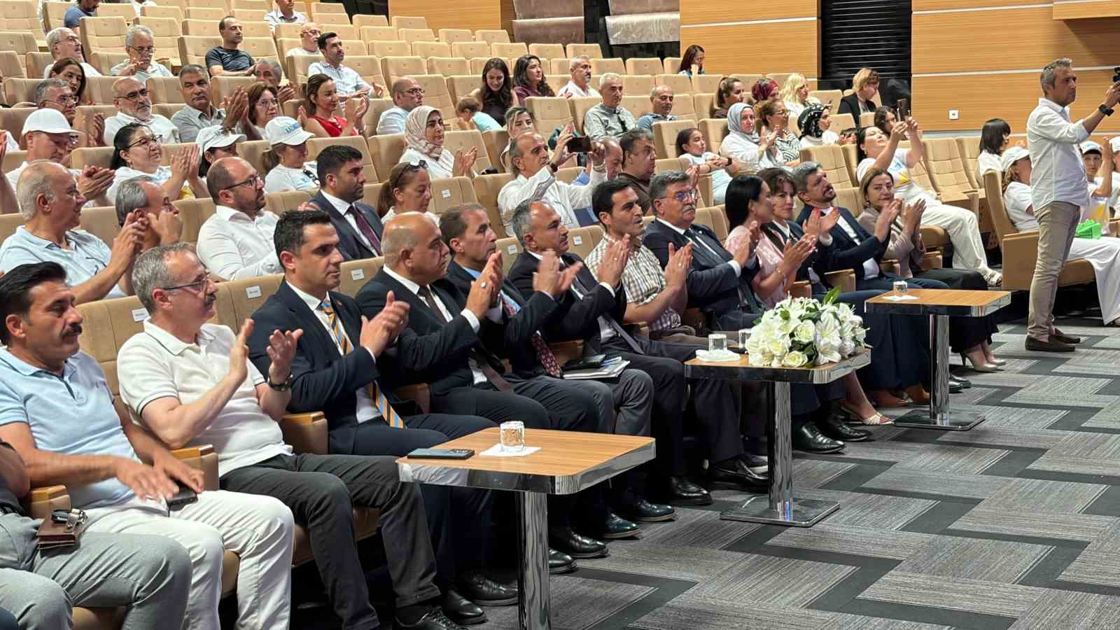 Türkiye-Kazakistan dostluğu halk oyunlarıyla sahneye taşındı