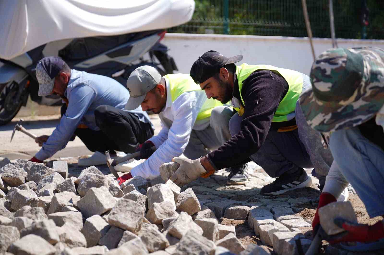 Ayvalık’ta yol ve kaldırım çalışmaları sürüyor