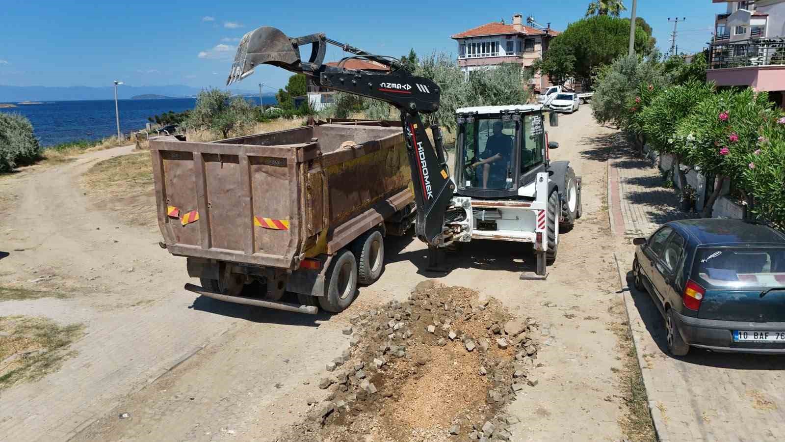 Ayvalık’ta yol ve kaldırım çalışmaları sürüyor
