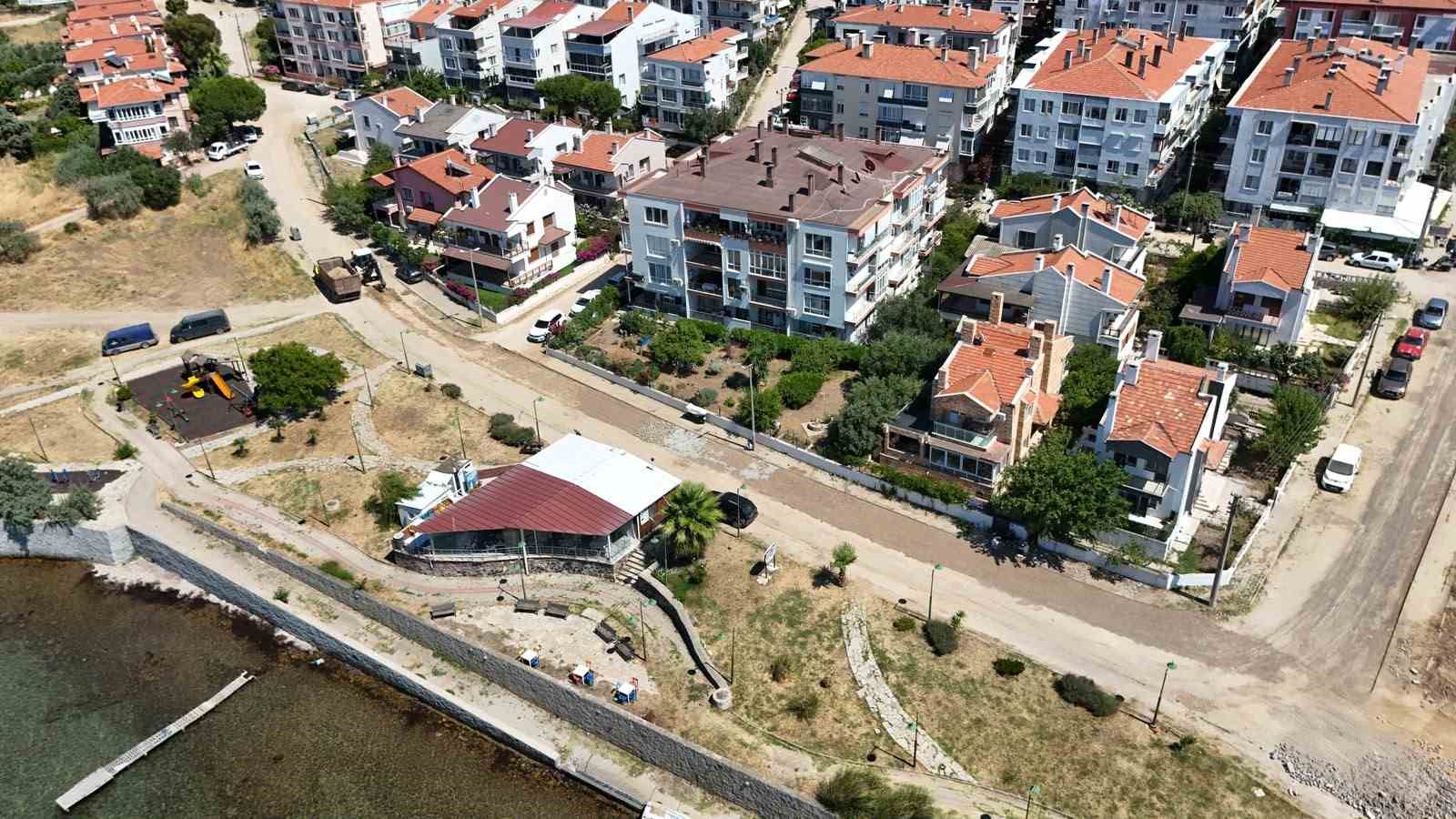 Ayvalık’ta yol ve kaldırım çalışmaları sürüyor