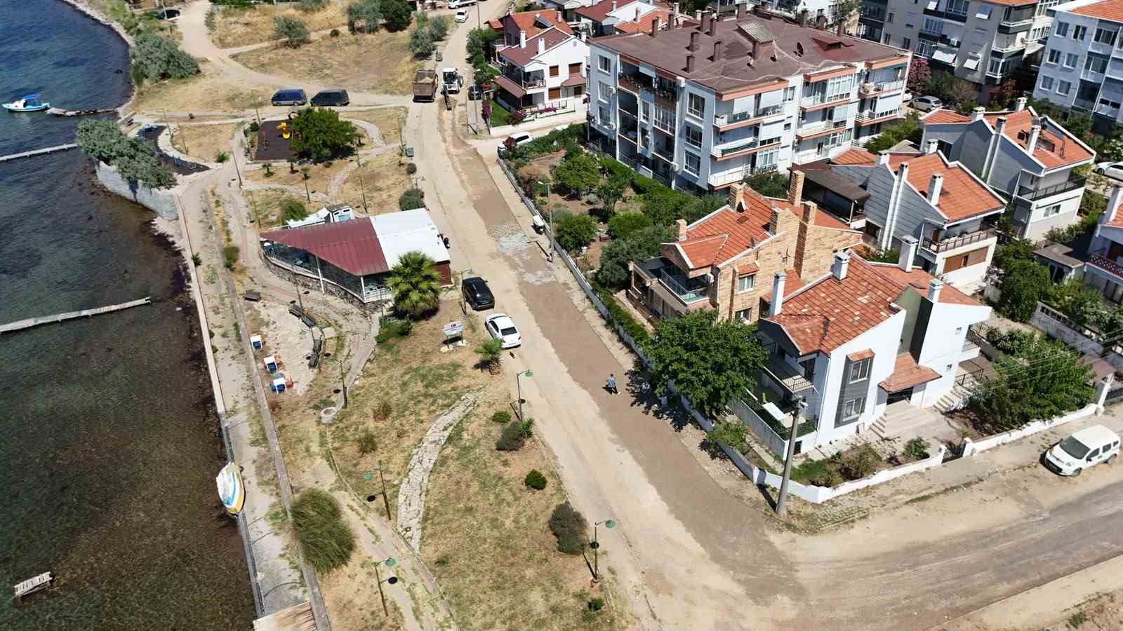 Ayvalık’ta yol ve kaldırım çalışmaları sürüyor