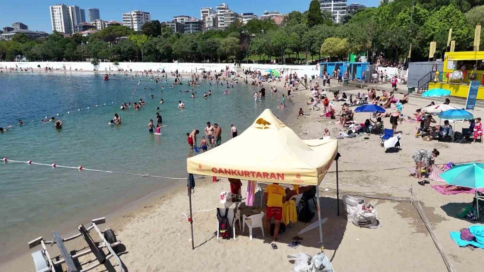 İstanbul’da sıcak hava sahillere akın ettirdi: Caddebostan’da deniz keyfi dronla görüntülendi